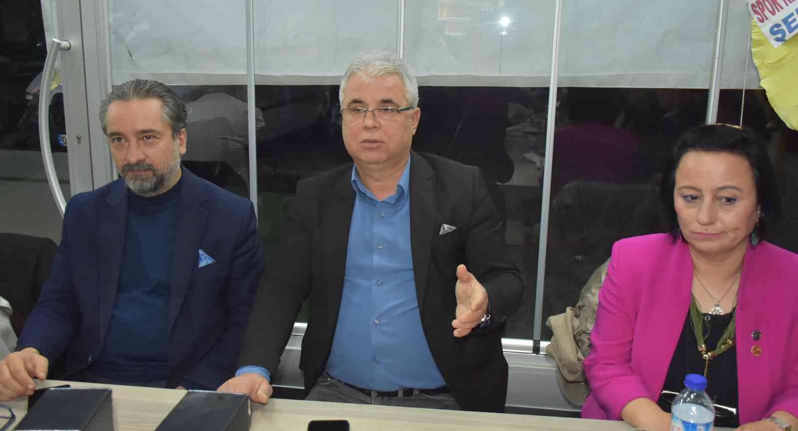 Elinin hamuruyla önce muhtar sonrada kulüp başkanı oldu Tekirdağ’da Şarköy ilçesine bağlı Hoşköy mahallesinin muhtarı olan Emine Açar, şimdi de mahallesinin spor kulübünün başkanı oldu. Tekirdağ’ın ...