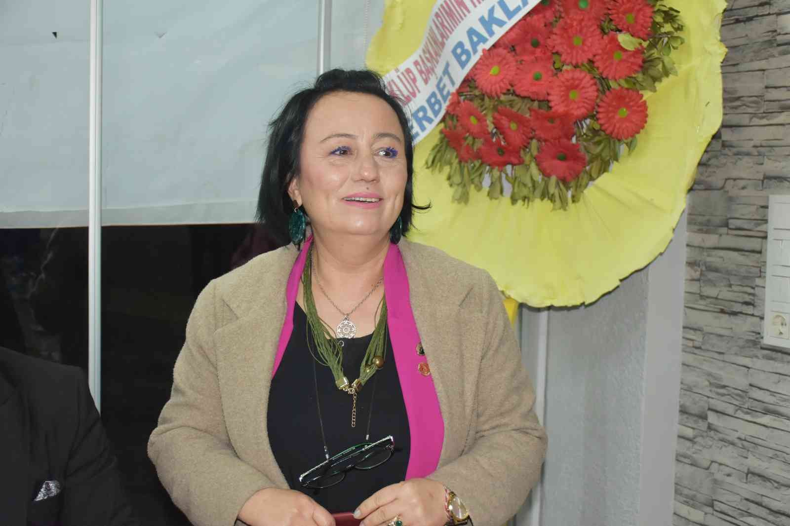 Elinin hamuruyla önce muhtar sonrada kulüp başkanı oldu Tekirdağ’da Şarköy ilçesine bağlı Hoşköy mahallesinin muhtarı olan Emine Açar, şimdi de mahallesinin spor kulübünün başkanı oldu. Tekirdağ’ın ...