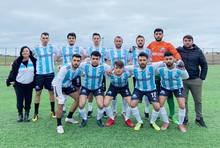 Elinin hamuruyla önce muhtar sonrada kulüp başkanı oldu Tekirdağ’da Şarköy ilçesine bağlı Hoşköy mahallesinin muhtarı olan Emine Açar, şimdi de mahallesinin spor kulübünün başkanı oldu. Tekirdağ’ın ...