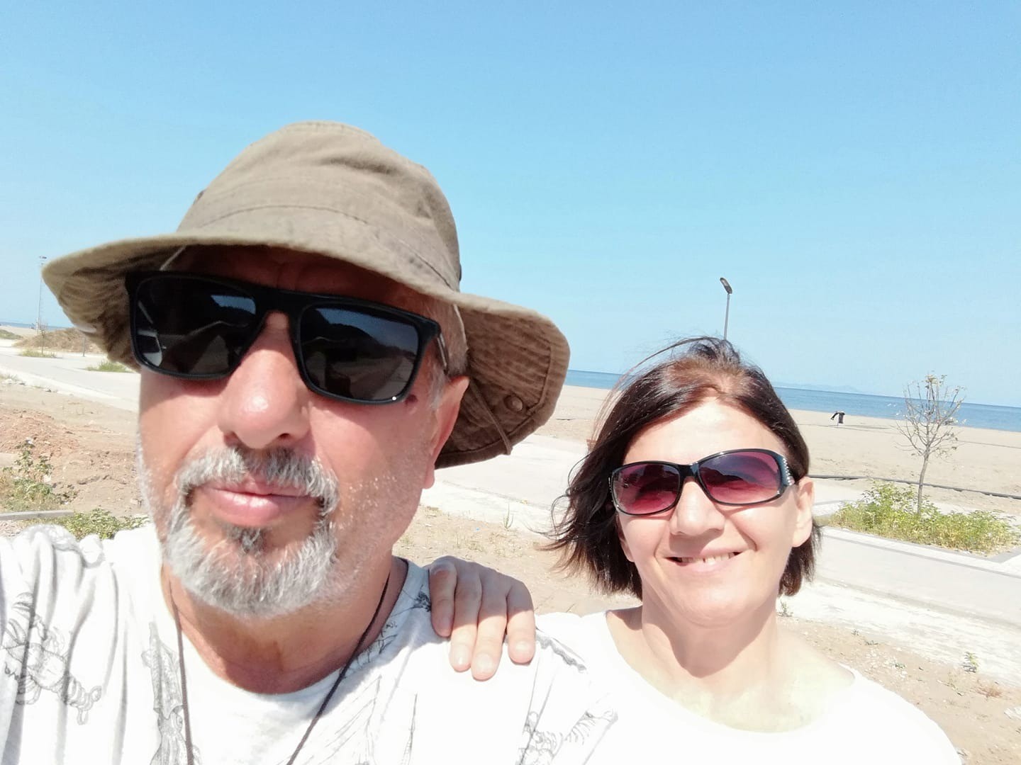 Emekli öğretmen, eşini öldürüp intihara kalkıştı Bursa’nın Karacabey ilçesinde yaşayan emekli öğretmen Yusuf Karayün (70), iddiaya göre tartıştığı eşi Aynur Karayün’ü (62) defalarca bıçaklayarak ...