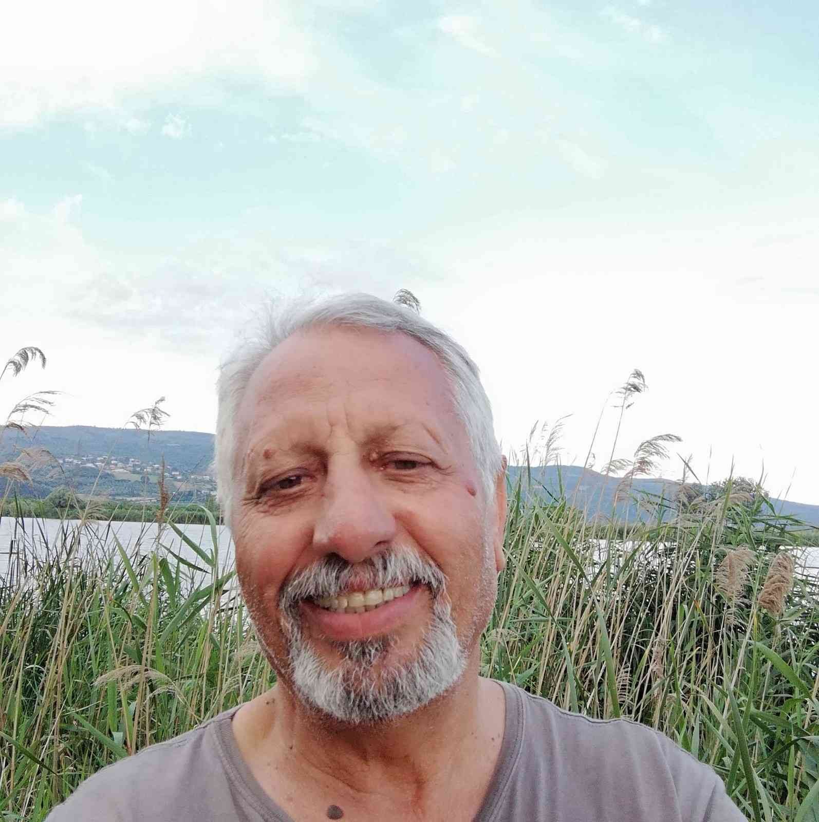 Emekli öğretmen, eşini öldürüp intihara kalkıştı Bursa’nın Karacabey ilçesinde yaşayan emekli öğretmen Yusuf Karayün (70), iddiaya göre tartıştığı eşi Aynur Karayün’ü (62) defalarca bıçaklayarak ...