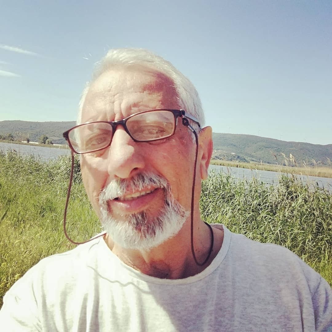 Emekli öğretmen, eşini öldürüp intihara kalkıştı Bursa’nın Karacabey ilçesinde yaşayan emekli öğretmen Yusuf Karayün (70), iddiaya göre tartıştığı eşi Aynur Karayün’ü (62) defalarca bıçaklayarak ...