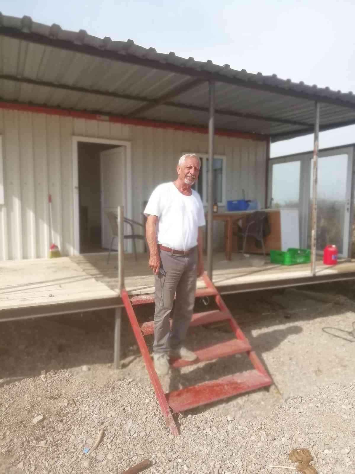 Emekli öğretmen, eşini öldürüp intihara kalkıştı Bursa’nın Karacabey ilçesinde yaşayan emekli öğretmen Yusuf Karayün (70), iddiaya göre tartıştığı eşi Aynur Karayün’ü (62) defalarca bıçaklayarak ...