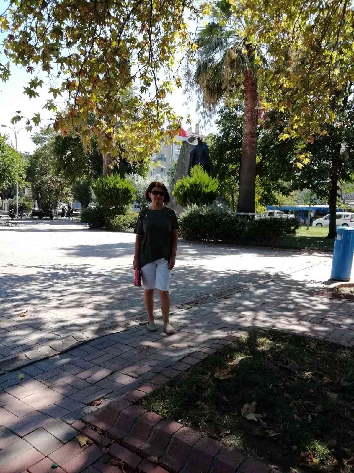 Emekli öğretmen, eşini öldürüp intihara kalkıştı Bursa’nın Karacabey ilçesinde yaşayan emekli öğretmen Yusuf Karayün (70), iddiaya göre tartıştığı eşi Aynur Karayün’ü (62) defalarca bıçaklayarak ...