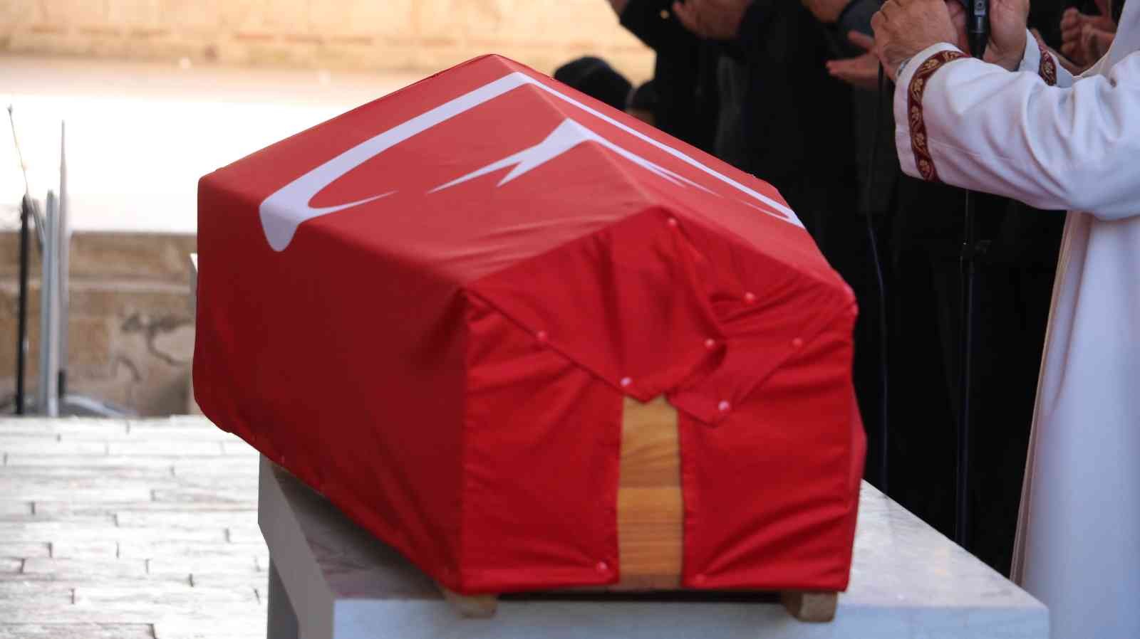 Emekli polis törenle defnedildi Edirne’de hayatını kaybeden emekli polis memuru düzenlenen törenle son yolculuğuna uğurlandı. Edirne’de yaşayan emekli polis memuru 70 yaşındaki ...