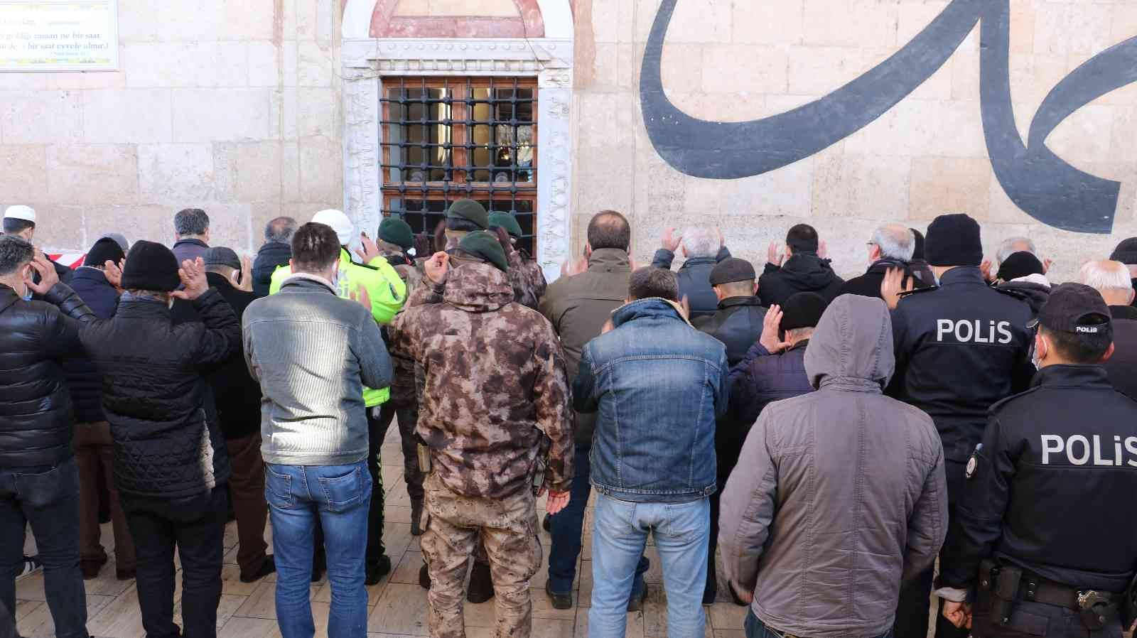 Emekli polis törenle defnedildi Edirne’de hayatını kaybeden emekli polis memuru düzenlenen törenle son yolculuğuna uğurlandı. Edirne’de yaşayan emekli polis memuru 70 yaşındaki ...