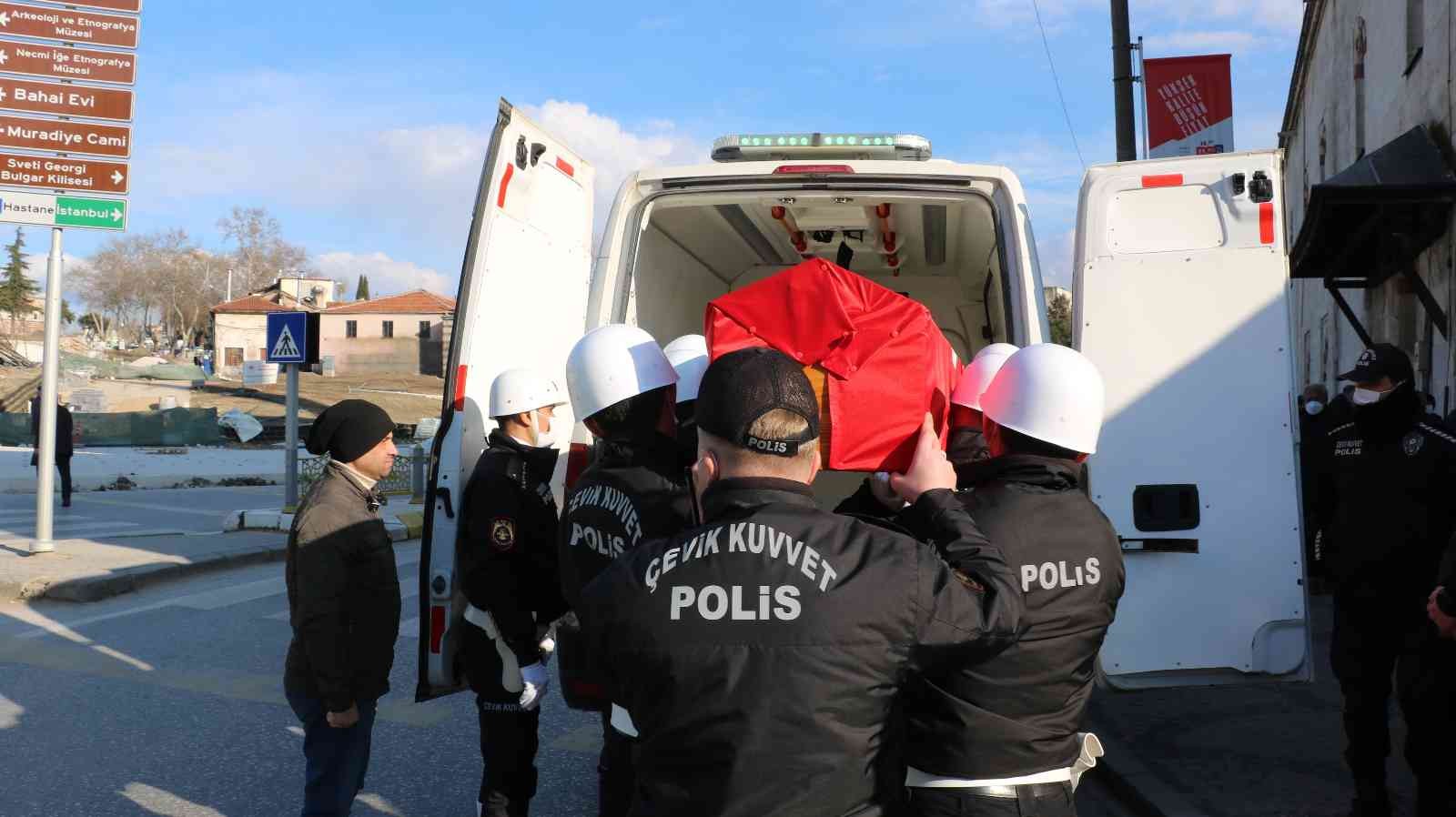 Emekli polis törenle defnedildi Edirne’de hayatını kaybeden emekli polis memuru düzenlenen törenle son yolculuğuna uğurlandı. Edirne’de yaşayan emekli polis memuru 70 yaşındaki ...