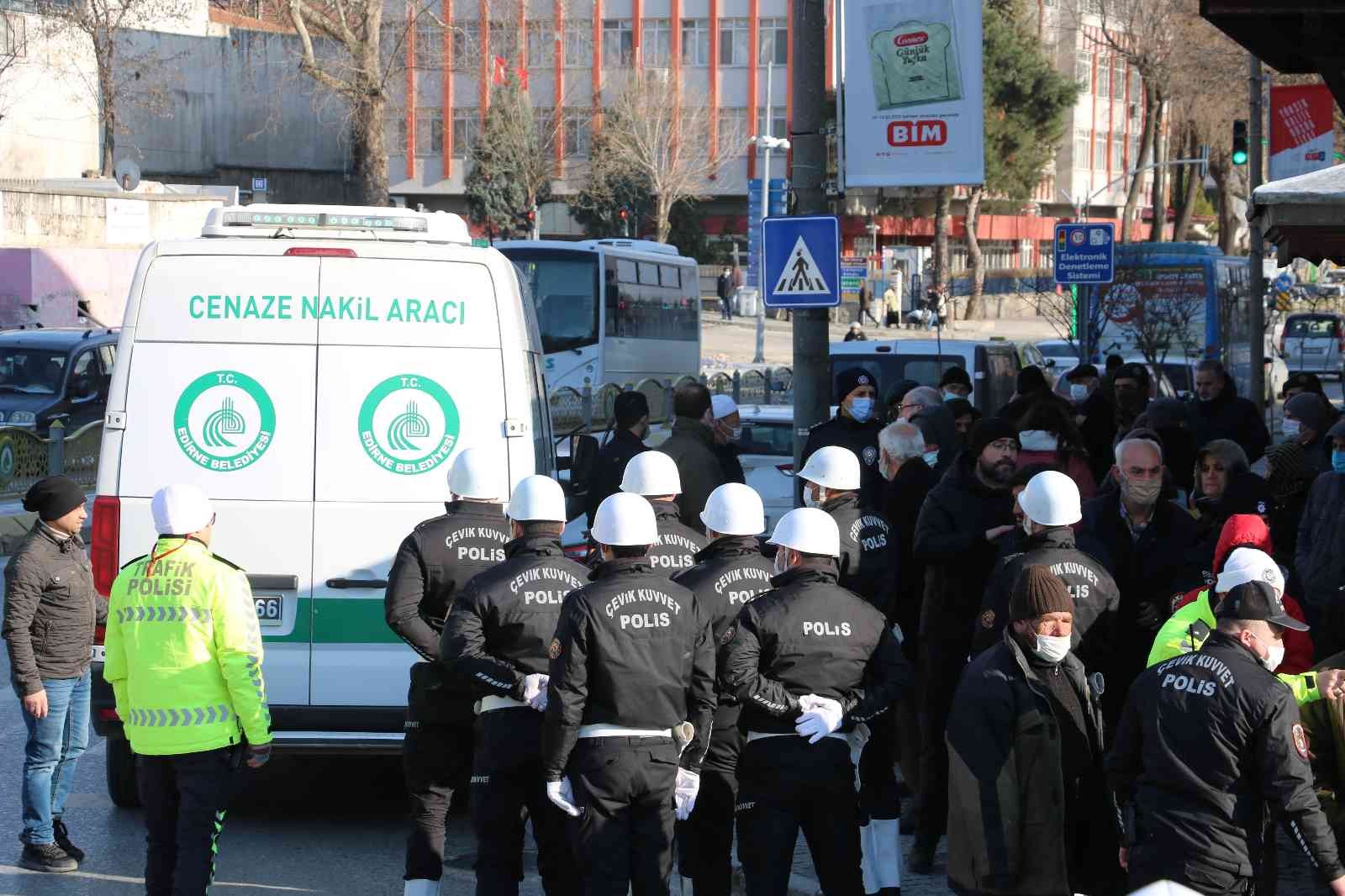 Emekli polis törenle defnedildi Edirne’de hayatını kaybeden emekli polis memuru düzenlenen törenle son yolculuğuna uğurlandı. Edirne’de yaşayan emekli polis memuru 70 yaşındaki ...