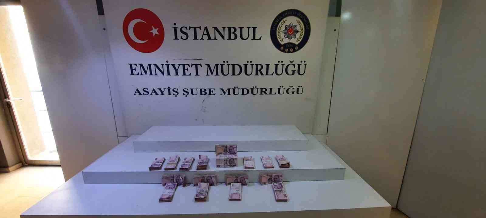 Üsküdar’da döviz bürosunda kuryelik yapan emekli polis, bıçak zoruyla gasp edildi. 800 bin TL’yi gasp eden şüpheler yakalanırken, paranın sadece ...