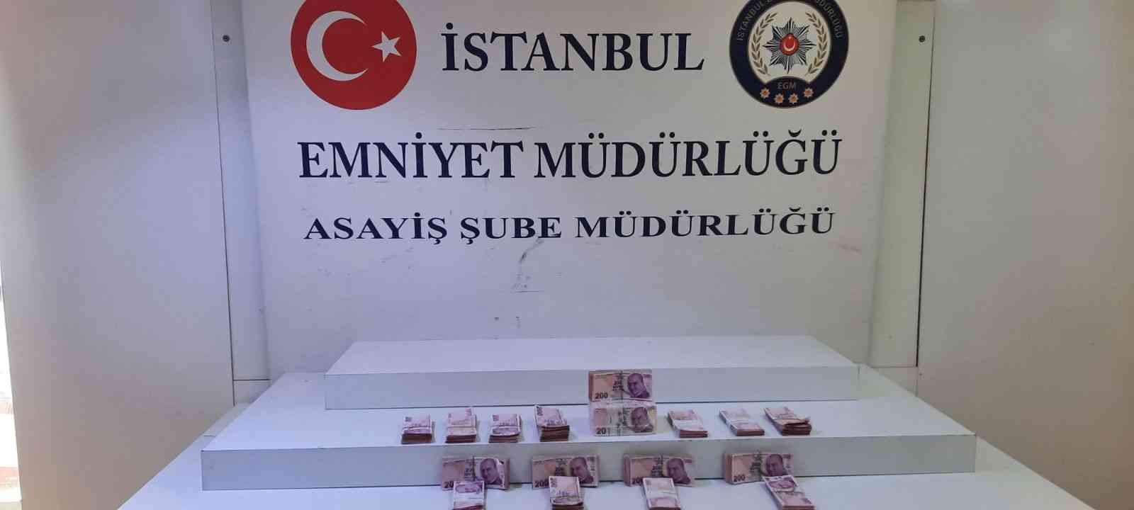 Üsküdar’da döviz bürosunda kuryelik yapan emekli polis, bıçak zoruyla gasp edildi. 800 bin TL’yi gasp eden şüpheler yakalanırken, paranın sadece ...