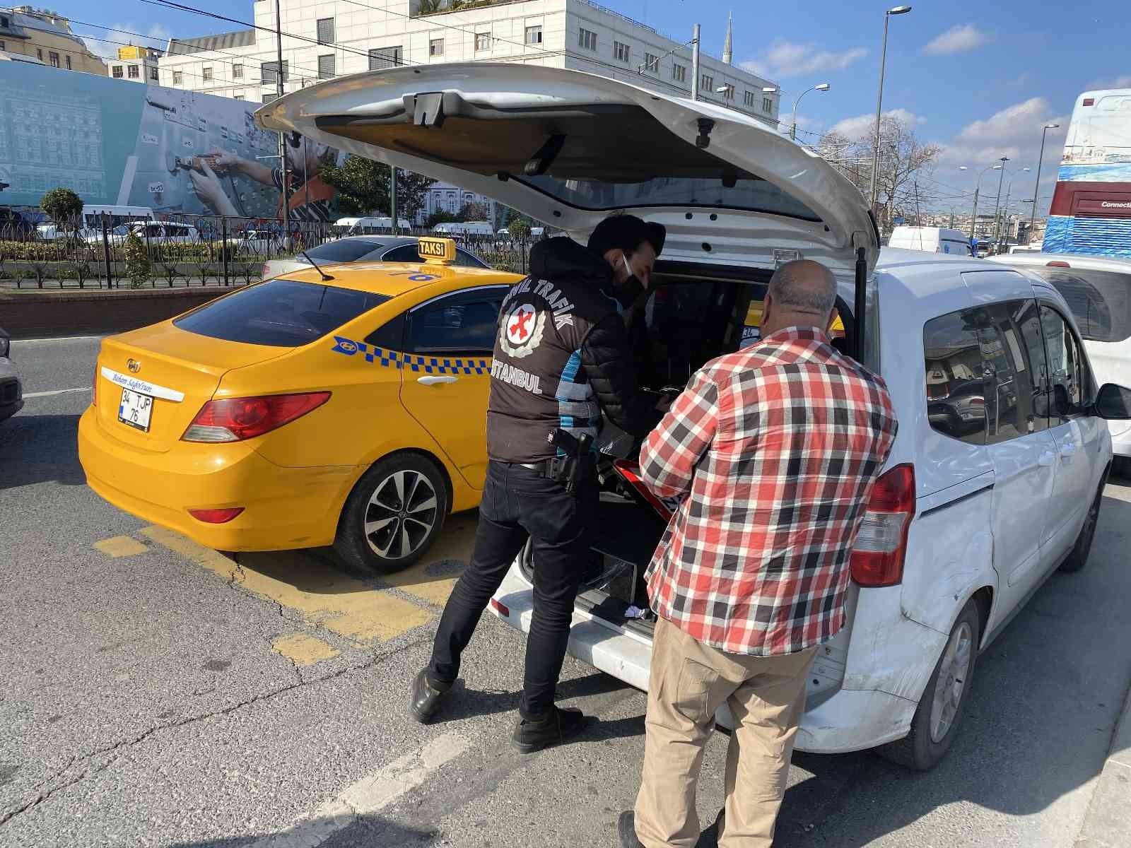 Eminönü’nde taksicilere ceza yağdı İstanbul Eminönü’nde sivil trafik polisleri taksiler üzerinde denetim gerçekleştirdi. Yolcu seçen ve kurallara uymayan sürücülere ceza yağdı ...