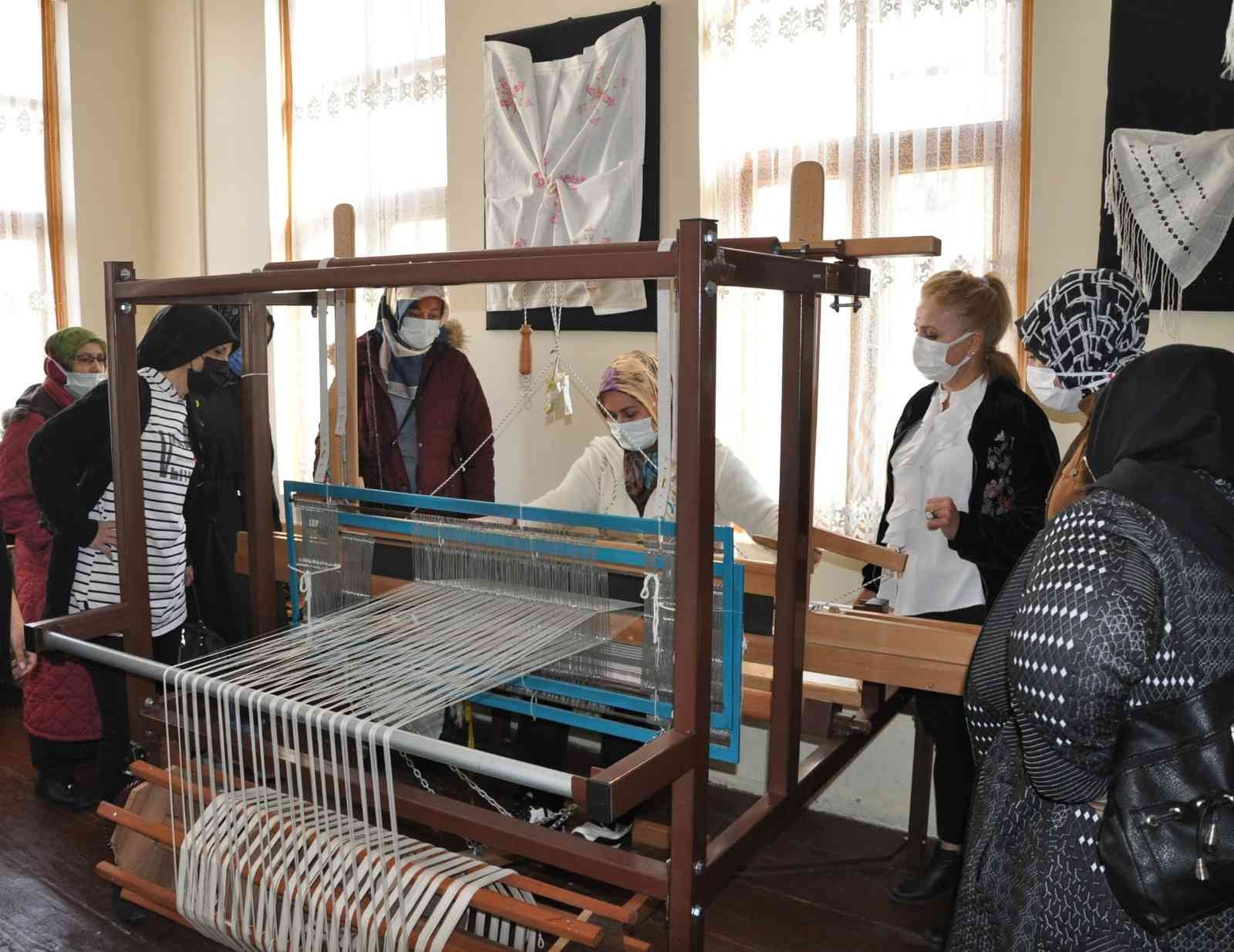 Erdemir, Elpek Bezi eğitimini tamamlayan kadınlara sertifikalarını dağıttı Erdemir’in, Ereğli’nin kültürel zenginliklerinden Elpek Bezi dokumacılığını yaygınlaştırmak için başlattığı ‘Elpek Bezleri Dokunsun, Kültürel ...