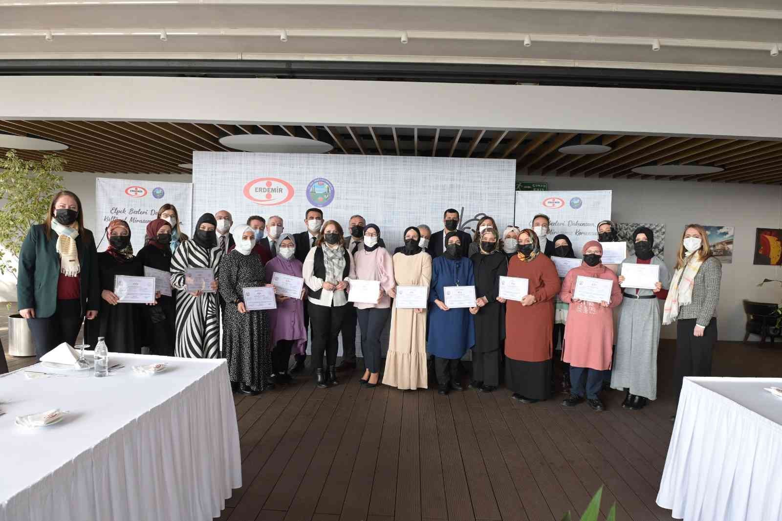 Erdemir, Elpek Bezi eğitimini tamamlayan kadınlara sertifikalarını dağıttı Erdemir’in, Ereğli’nin kültürel zenginliklerinden Elpek Bezi dokumacılığını yaygınlaştırmak için başlattığı ‘Elpek Bezleri Dokunsun, Kültürel ...