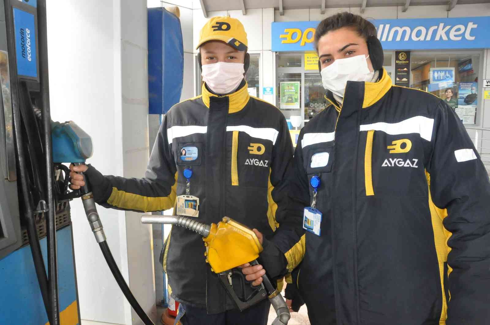 Erkek işi algısını yıktılar, akaryakıt istasyonuna kadın eli değdi Edirne’de akaryakıt istasyonunda pompacı olarak çalışan genç kızlar "erkek işi" olarak nitelendirilen mesleklerini gururla yapıp aile bütçesine ...