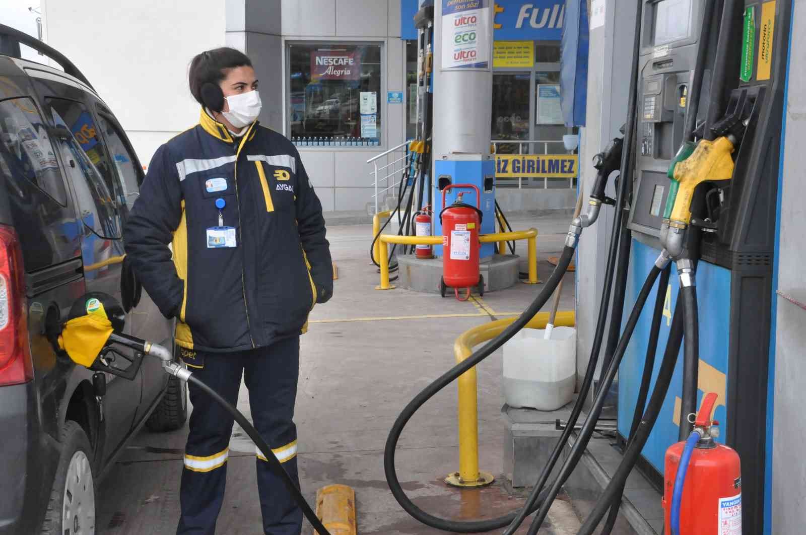Erkek işi algısını yıktılar, akaryakıt istasyonuna kadın eli değdi Edirne’de akaryakıt istasyonunda pompacı olarak çalışan genç kızlar "erkek işi" olarak nitelendirilen mesleklerini gururla yapıp aile bütçesine ...