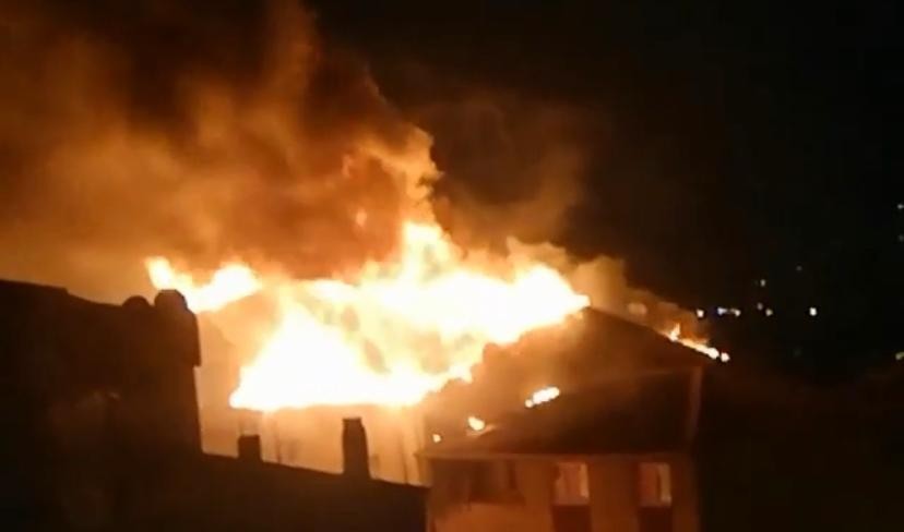 Esenler’de 5 katlı bir binanın çatı katı alev alev yandı. Çatıdaki yangın iki binaya da sıçrarken, mahalleli büyük panik yaşadı. Olayda bir kişi ...