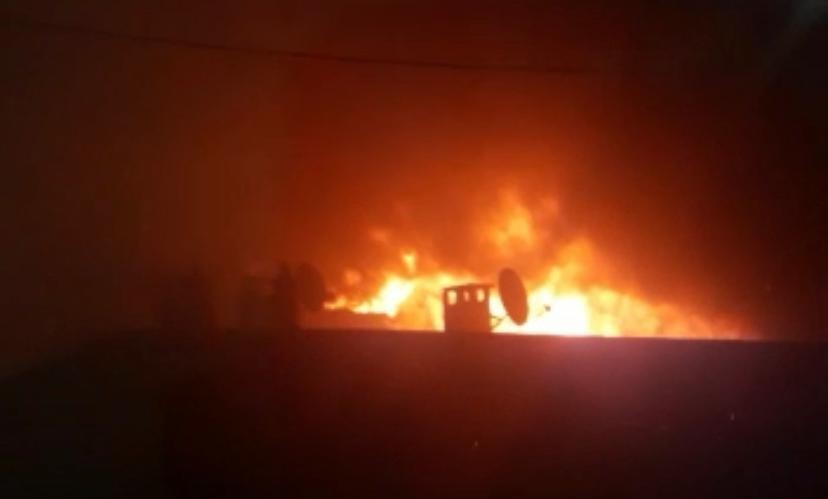 Esenler’de 5 katlı binanın çatı katı alev alev yandı Esenler’de 5 katlı bir binanın çatı katı alev alev yandı. Çatıdaki yangın iki binaya da sıçrarken, mahalleli büyük panik yaşadı. Olayda bir kişi ...