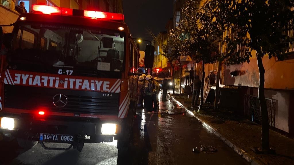 Esenler’de 5 katlı binanın çatı katı alev alev yandı Esenler’de 5 katlı bir binanın çatı katı alev alev yandı. Çatıdaki yangın iki binaya da sıçrarken, mahalleli büyük panik yaşadı. Olayda bir kişi ...