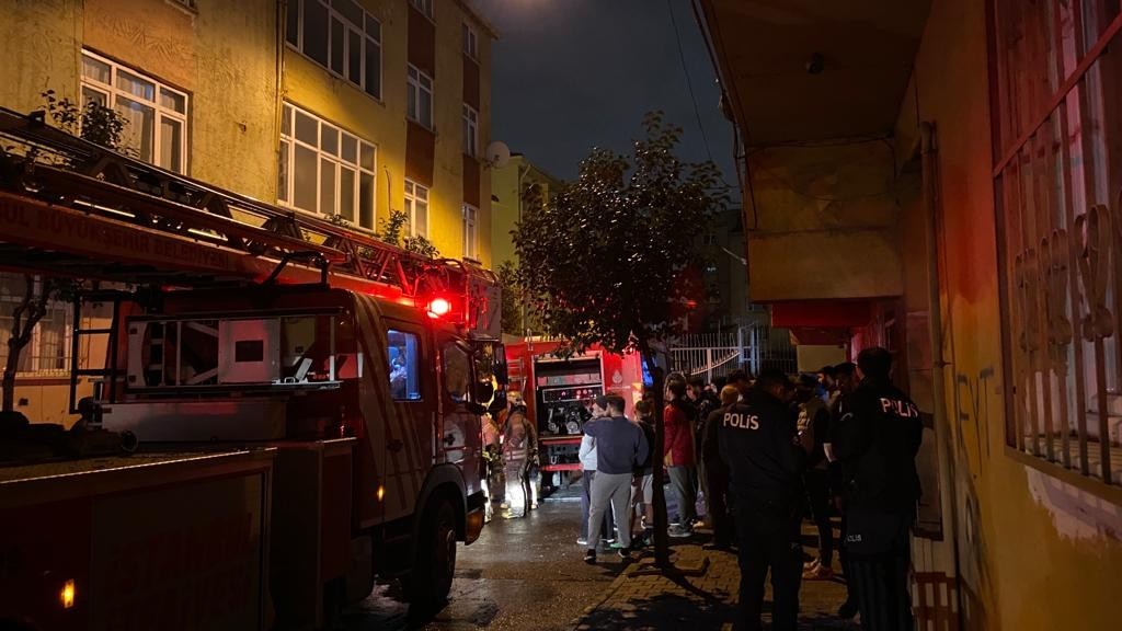 Esenler’de 5 katlı bir binanın çatı katı alev alev yandı. Çatıdaki yangın iki binaya da sıçrarken, mahalleli büyük panik yaşadı. Olayda bir kişi ...