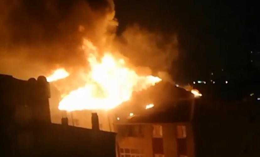 Esenler’de 5 katlı binanın çatı katı alev alev yandı Esenler’de 5 katlı bir binanın çatı katı alev alev yandı. Çatıdaki yangın iki binaya da sıçrarken, mahalleli büyük panik yaşadı. Olayda bir kişi ...