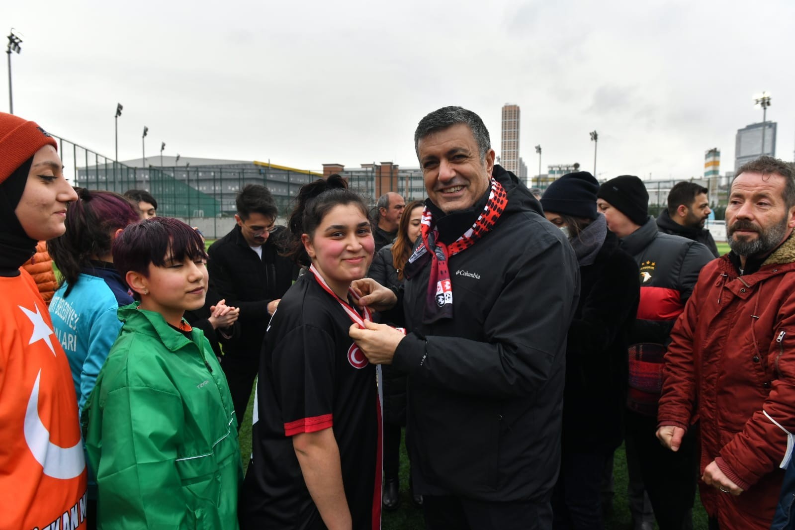 Esenyurtlu kadınlardan farkındalık maçı Esenyurt Belediyesi, kadına yönelik şiddetle mücadelede farkındalık oluşturmak amacıyla, 8 Mart Dünya Emekçi Kadınlar Günü’ne özel, Esenyurt ...