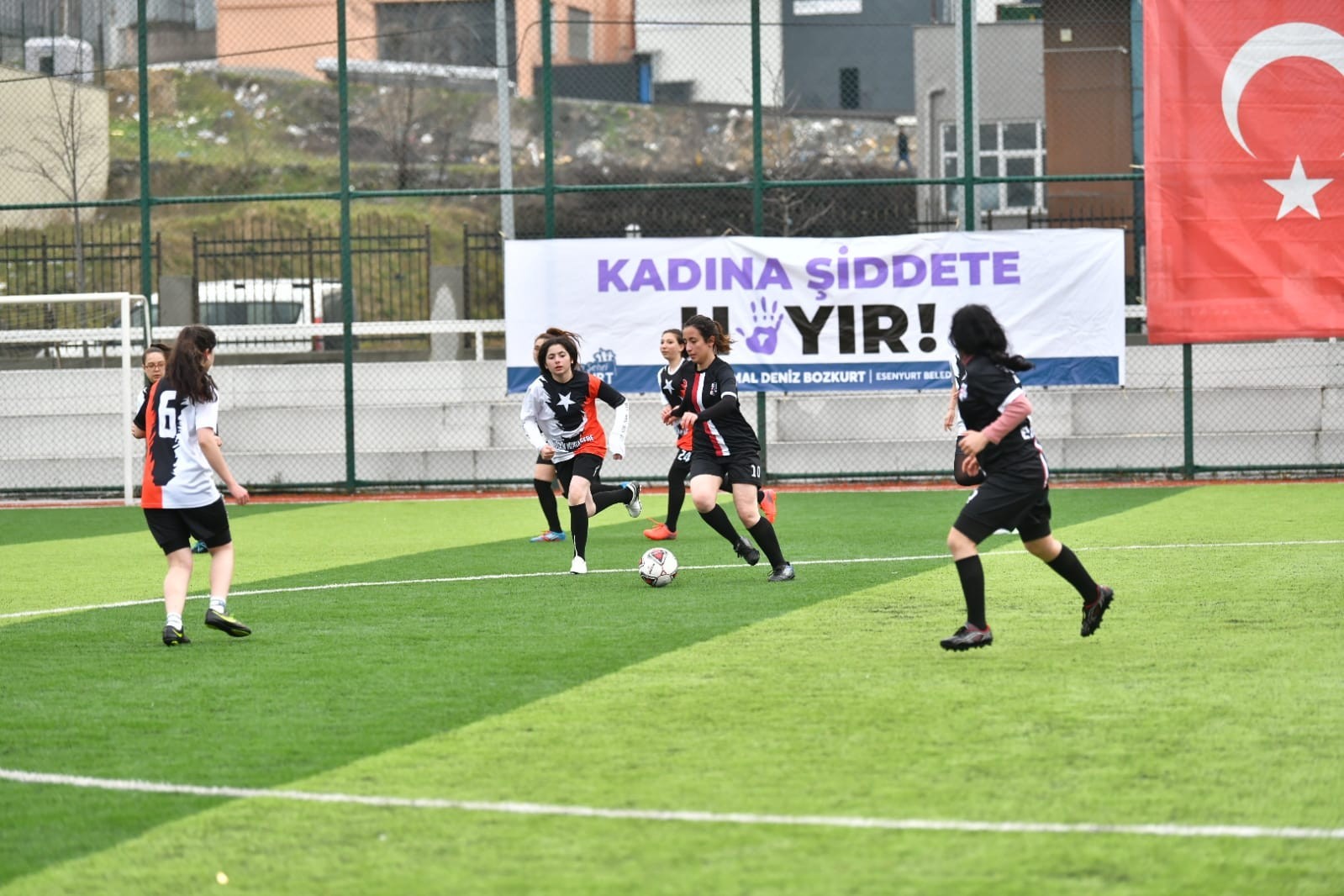 Esenyurtlu kadınlardan farkındalık maçı Esenyurt Belediyesi, kadına yönelik şiddetle mücadelede farkındalık oluşturmak amacıyla, 8 Mart Dünya Emekçi Kadınlar Günü’ne özel, Esenyurt ...