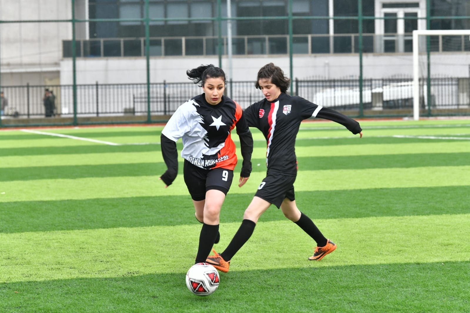 Esenyurtlu kadınlardan farkındalık maçı Esenyurt Belediyesi, kadına yönelik şiddetle mücadelede farkındalık oluşturmak amacıyla, 8 Mart Dünya Emekçi Kadınlar Günü’ne özel, Esenyurt ...