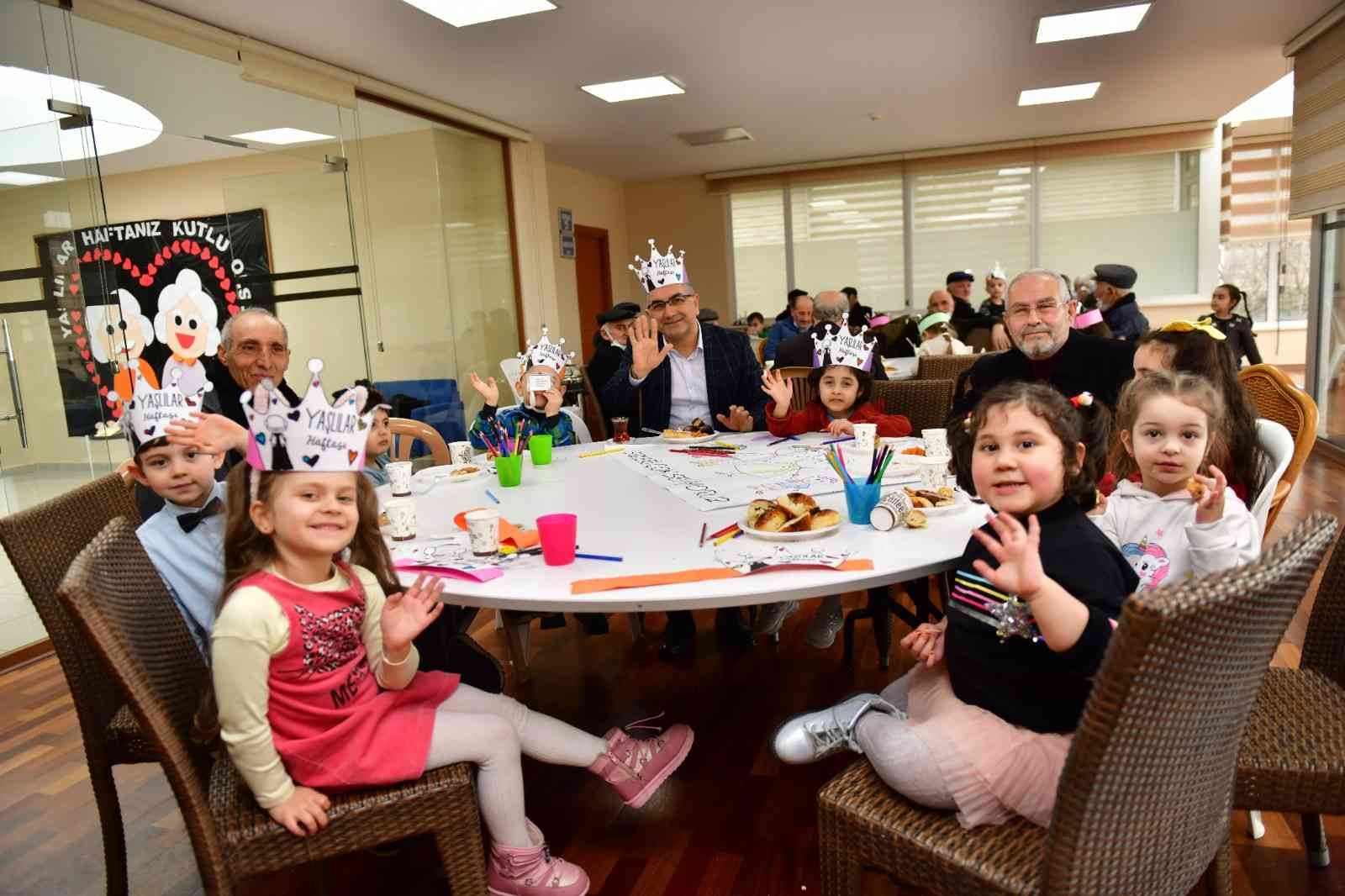Esenyurt Belediyesi bünyesindeki kreşlerde eğitim alan minikler, Yaşlılar Haftası dolayısıyla Ulu Çınar Sosyal Yaşam Merkezi’nde yaşlıları ...