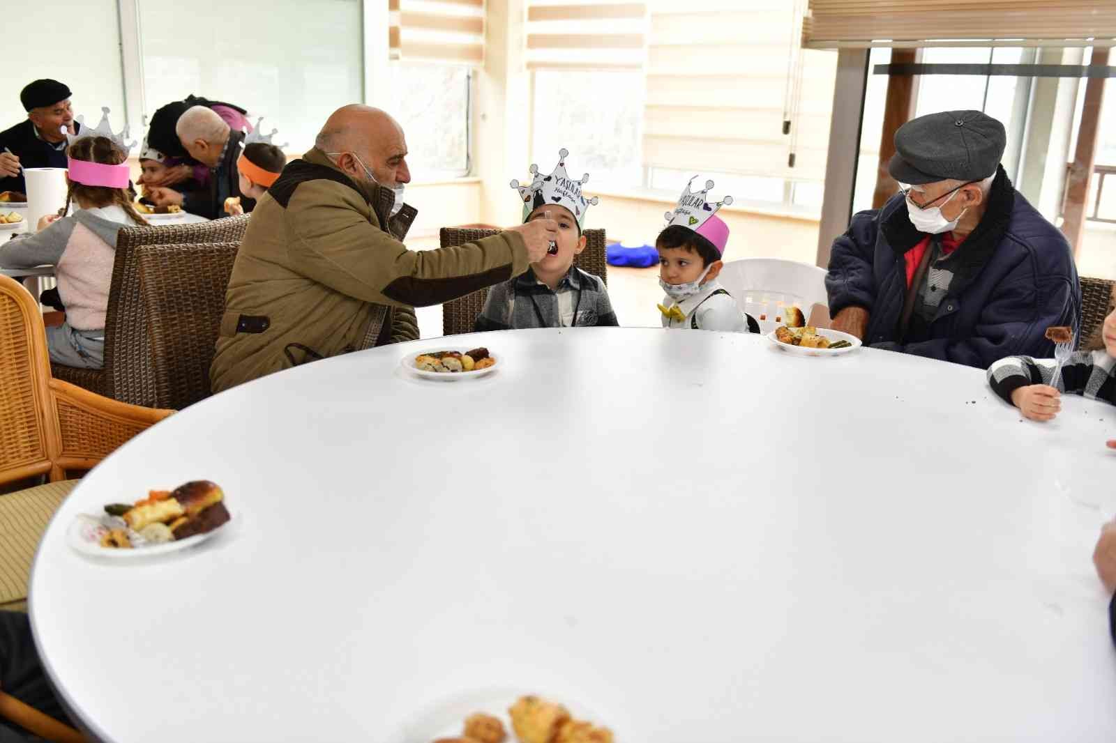 Esenyurt Belediyesi bünyesindeki kreşlerde eğitim alan minikler, Yaşlılar Haftası dolayısıyla Ulu Çınar Sosyal Yaşam Merkezi’nde yaşlıları ...