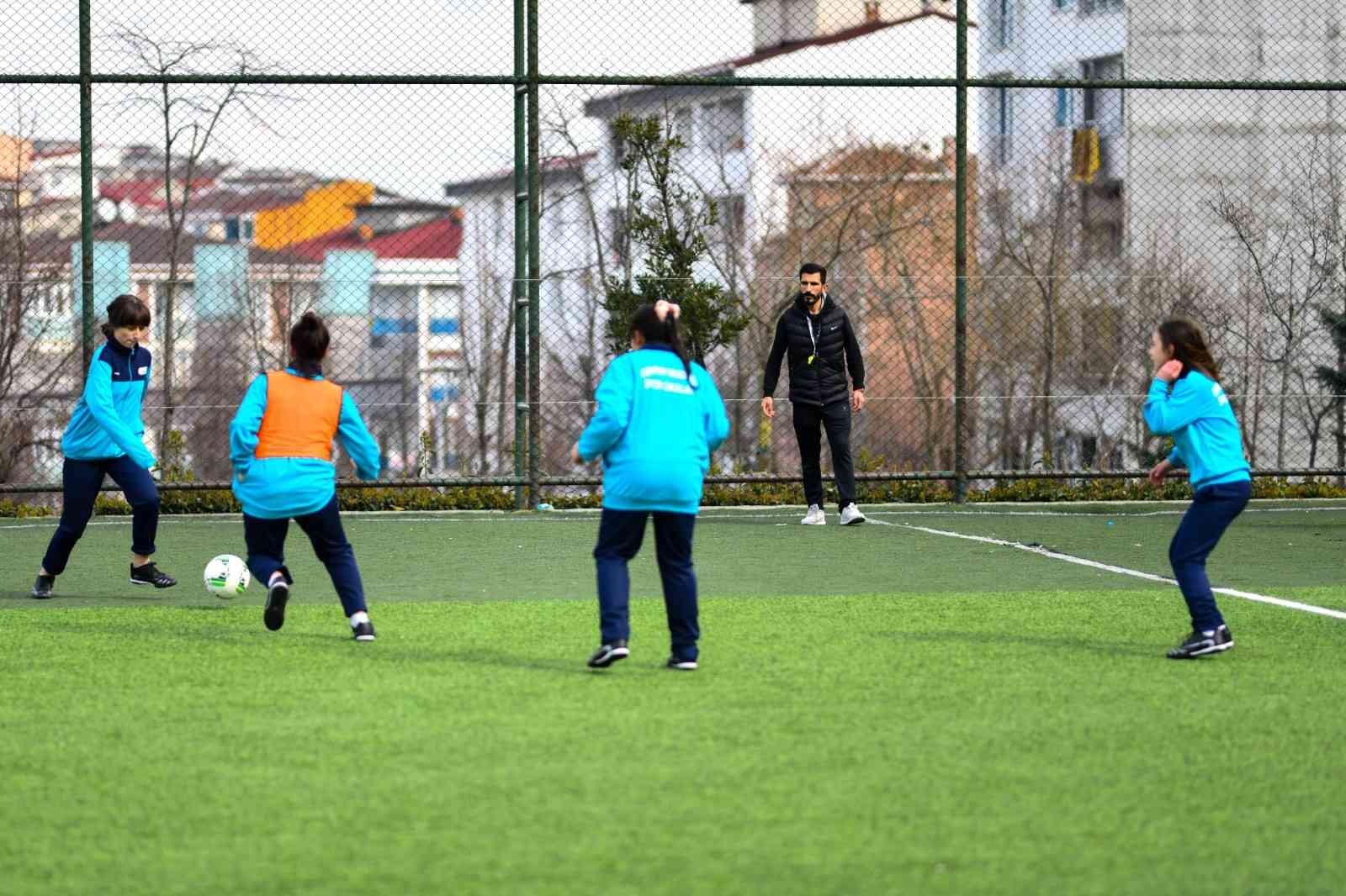 Esenyurt’ta kız çocuklarına özel futbol kursu Spora ve sporcuya olan desteğini sürdüren Esenyurt Belediyesi, bir ilke daha imza atarak kız çocuklarına özel “Futbol” kursu açtı. İlçedeki ...