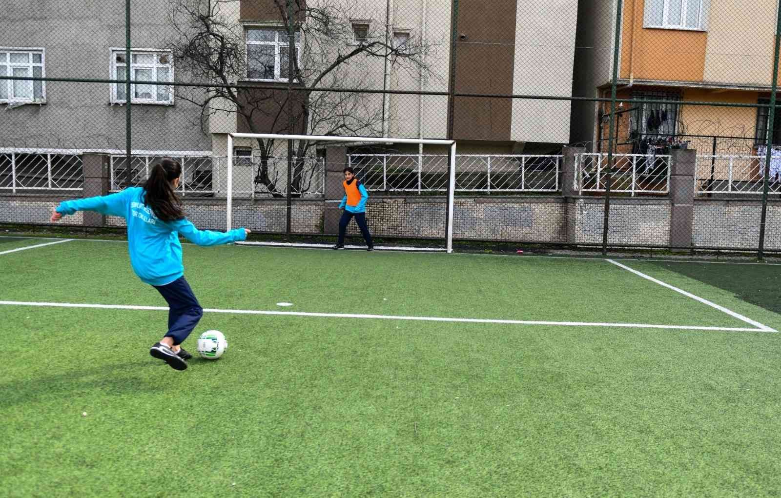 Esenyurt’ta kız çocuklarına özel futbol kursu Spora ve sporcuya olan desteğini sürdüren Esenyurt Belediyesi, bir ilke daha imza atarak kız çocuklarına özel “Futbol” kursu açtı. İlçedeki ...
