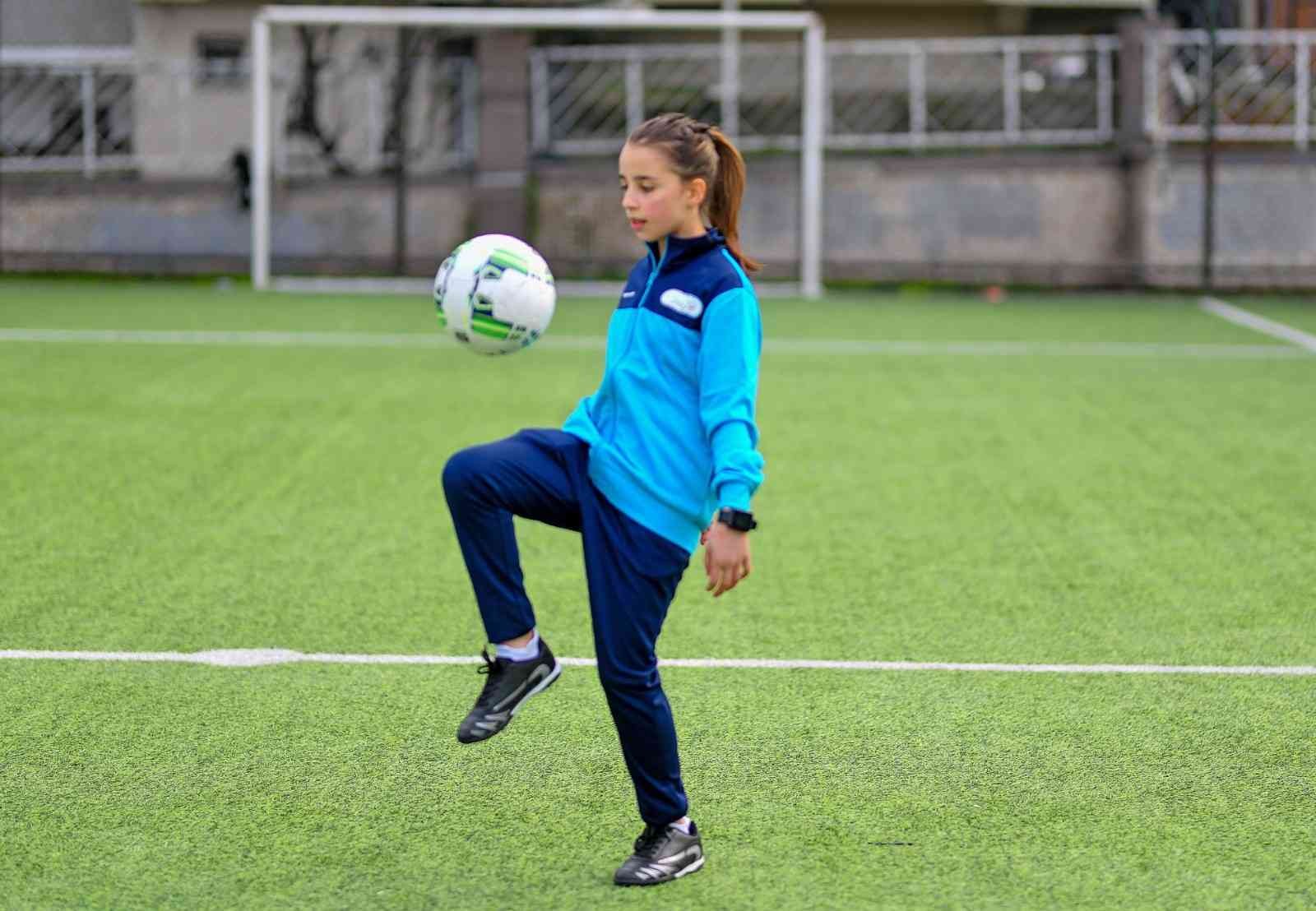 Esenyurt’ta kız çocuklarına özel futbol kursu Spora ve sporcuya olan desteğini sürdüren Esenyurt Belediyesi, bir ilke daha imza atarak kız çocuklarına özel “Futbol” kursu açtı. İlçedeki ...