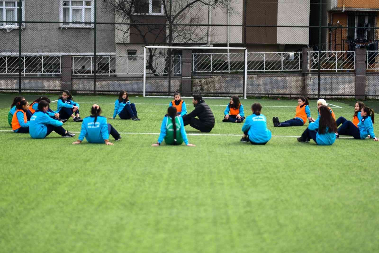 Esenyurt’ta kız çocuklarına özel futbol kursu Spora ve sporcuya olan desteğini sürdüren Esenyurt Belediyesi, bir ilke daha imza atarak kız çocuklarına özel “Futbol” kursu açtı. İlçedeki ...