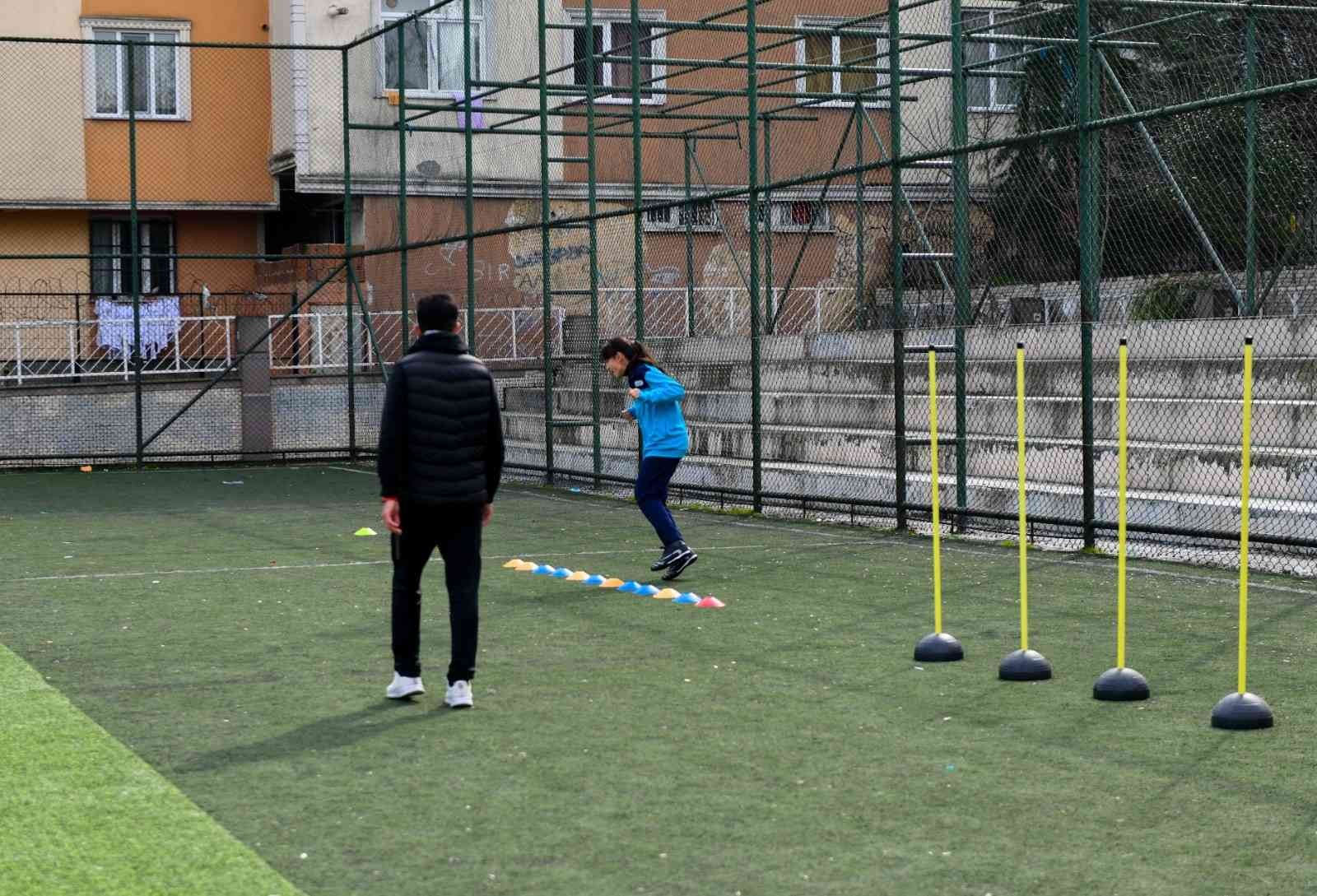 Esenyurt’ta kız çocuklarına özel futbol kursu Spora ve sporcuya olan desteğini sürdüren Esenyurt Belediyesi, bir ilke daha imza atarak kız çocuklarına özel “Futbol” kursu açtı. İlçedeki ...
