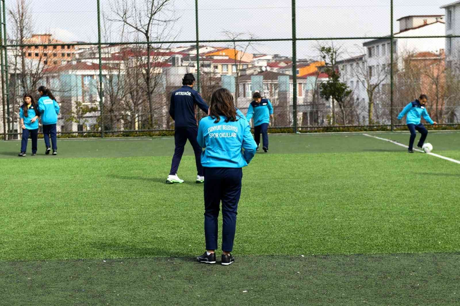 Esenyurt’ta kız çocuklarına özel futbol kursu Spora ve sporcuya olan desteğini sürdüren Esenyurt Belediyesi, bir ilke daha imza atarak kız çocuklarına özel “Futbol” kursu açtı. İlçedeki ...