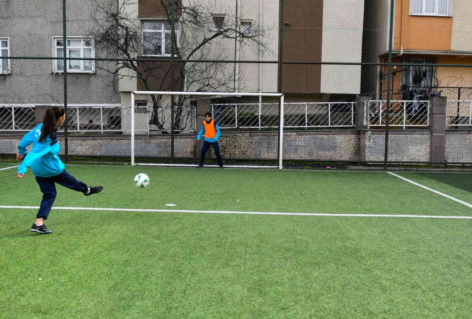 Esenyurt’ta kız çocuklarına özel futbol kursu Spora ve sporcuya olan desteğini sürdüren Esenyurt Belediyesi, bir ilke daha imza atarak kız çocuklarına özel “Futbol” kursu açtı. İlçedeki ...