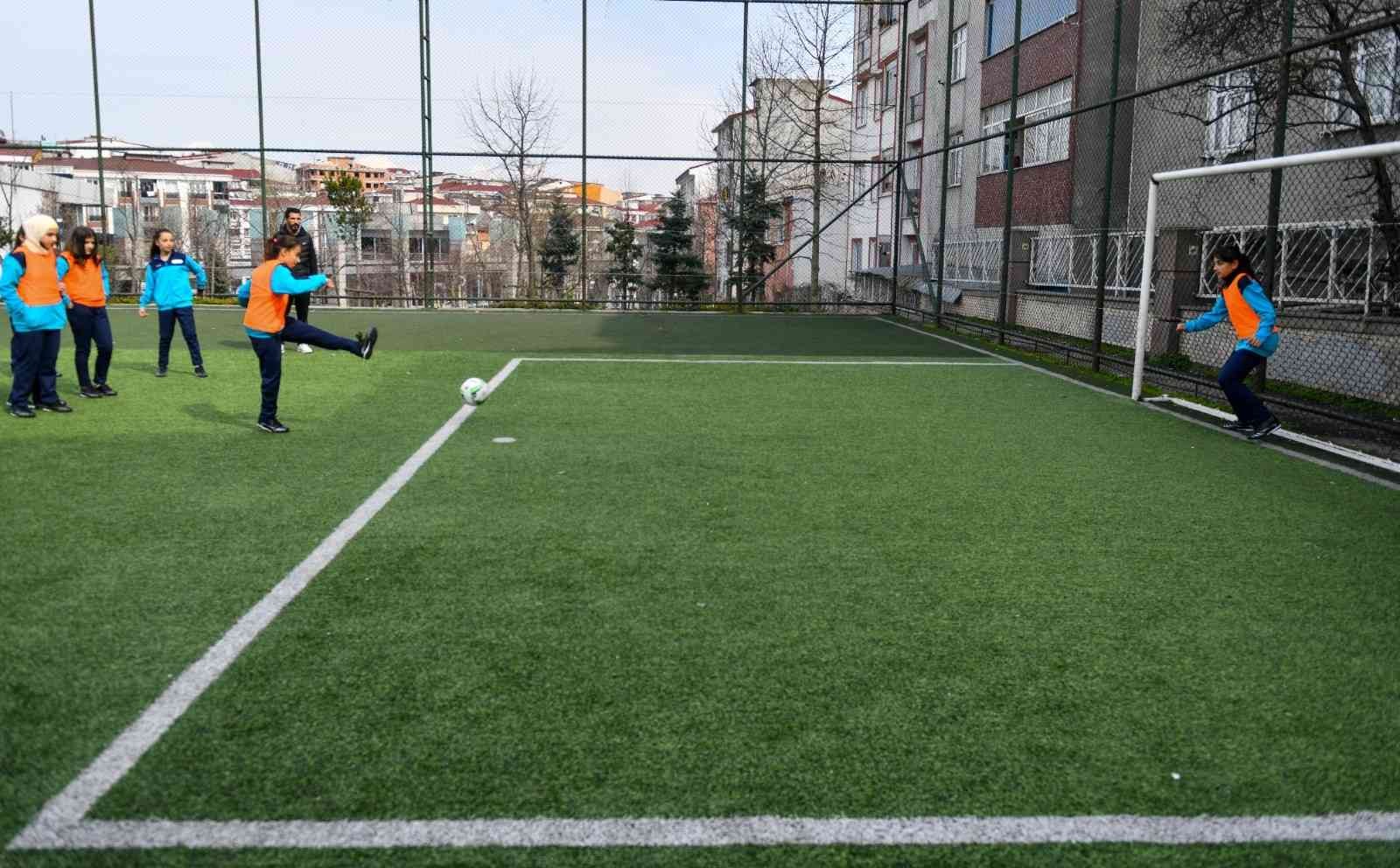 Esenyurt’ta kız çocuklarına özel futbol kursu Spora ve sporcuya olan desteğini sürdüren Esenyurt Belediyesi, bir ilke daha imza atarak kız çocuklarına özel “Futbol” kursu açtı. İlçedeki ...