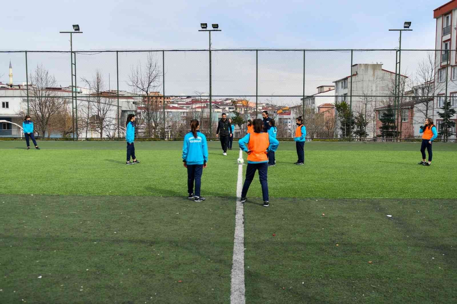 Esenyurt’ta kız çocuklarına özel futbol kursu Spora ve sporcuya olan desteğini sürdüren Esenyurt Belediyesi, bir ilke daha imza atarak kız çocuklarına özel “Futbol” kursu açtı. İlçedeki ...