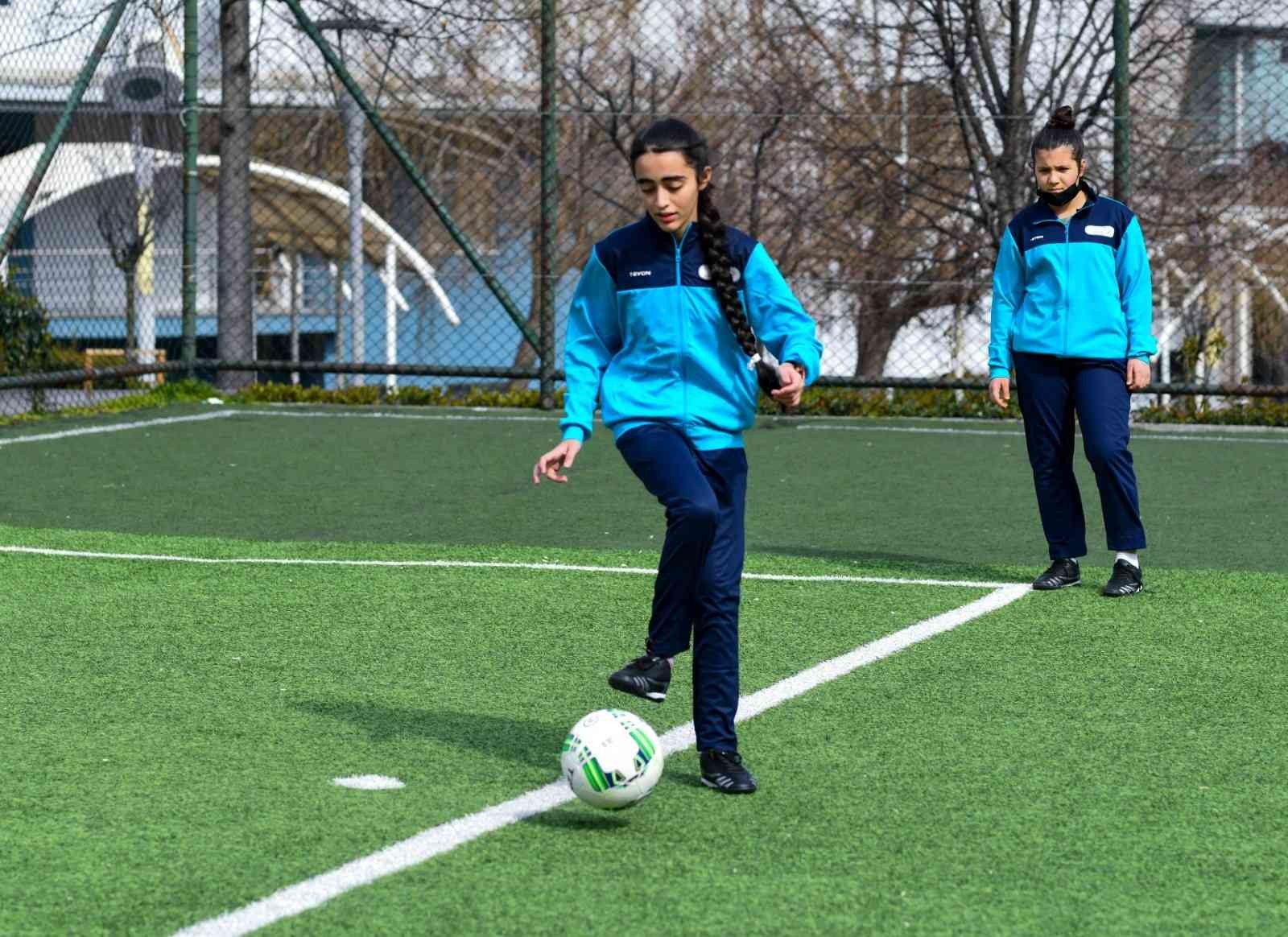 Esenyurt’ta kız çocuklarına özel futbol kursu Spora ve sporcuya olan desteğini sürdüren Esenyurt Belediyesi, bir ilke daha imza atarak kız çocuklarına özel “Futbol” kursu açtı. İlçedeki ...