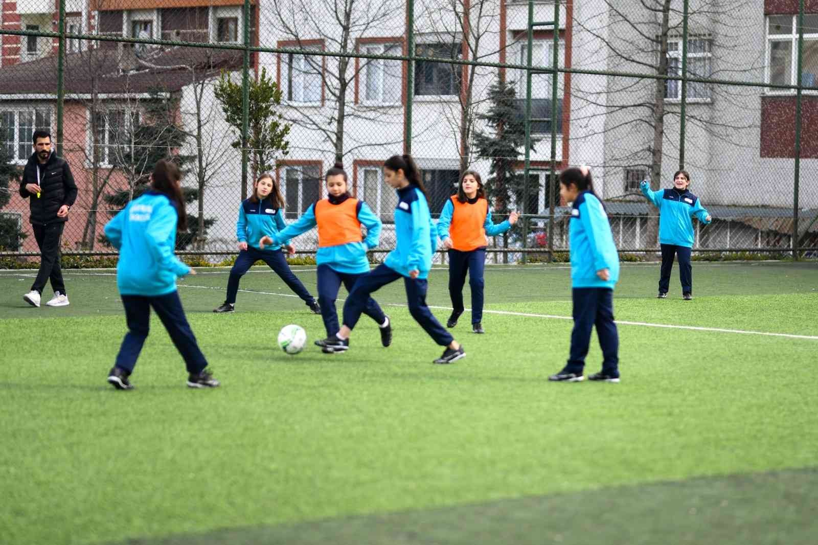 Esenyurt’ta kız çocuklarına özel futbol kursu Spora ve sporcuya olan desteğini sürdüren Esenyurt Belediyesi, bir ilke daha imza atarak kız çocuklarına özel “Futbol” kursu açtı. İlçedeki ...