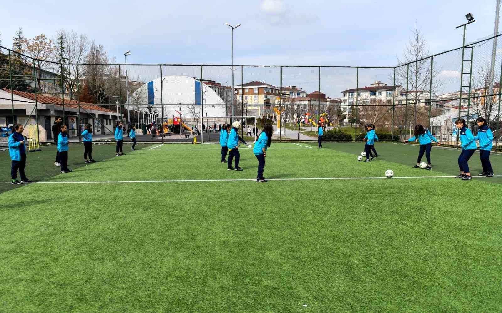 Esenyurt’ta kız çocuklarına özel futbol kursu Spora ve sporcuya olan desteğini sürdüren Esenyurt Belediyesi, bir ilke daha imza atarak kız çocuklarına özel “Futbol” kursu açtı. İlçedeki ...
