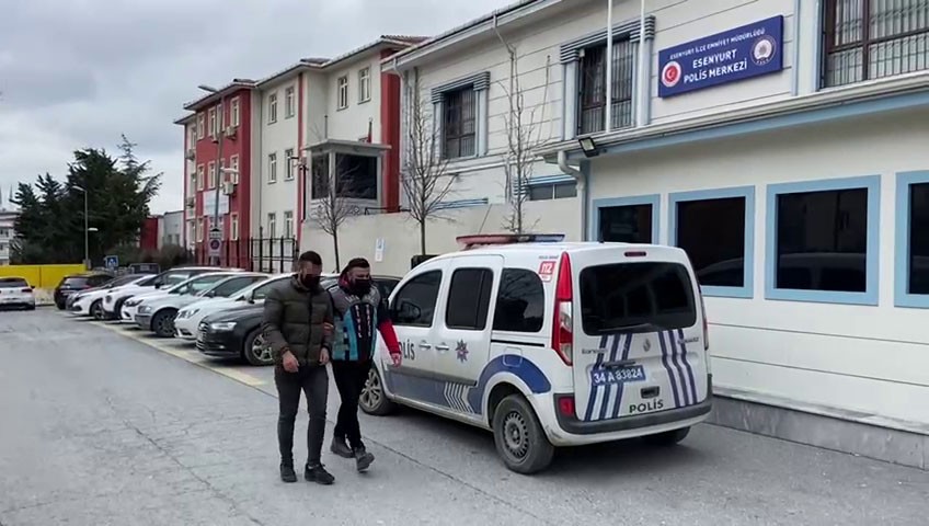 Esenyurt’ta asker eğlencesi için yol kapatıp drift yapan şahsa ceza yağdı. Trafiği tehlikeye attığı gerekçesiyle geçici olarak ehliyetine el ...