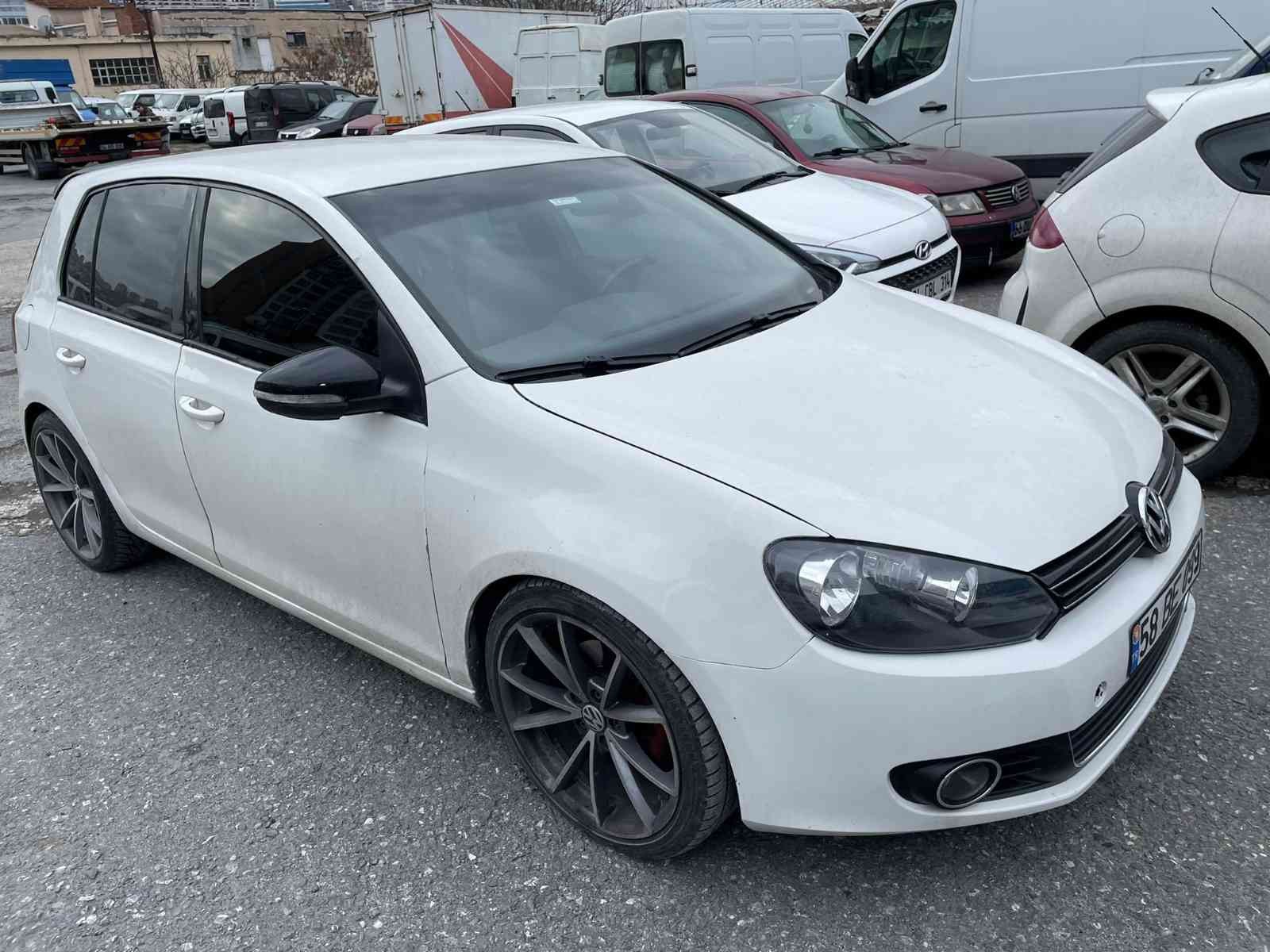 Esenyurt’ta asker eğlencesi için yol kapatıp drift yapan şahsa ceza yağdı. Trafiği tehlikeye attığı gerekçesiyle geçici olarak ehliyetine el ...