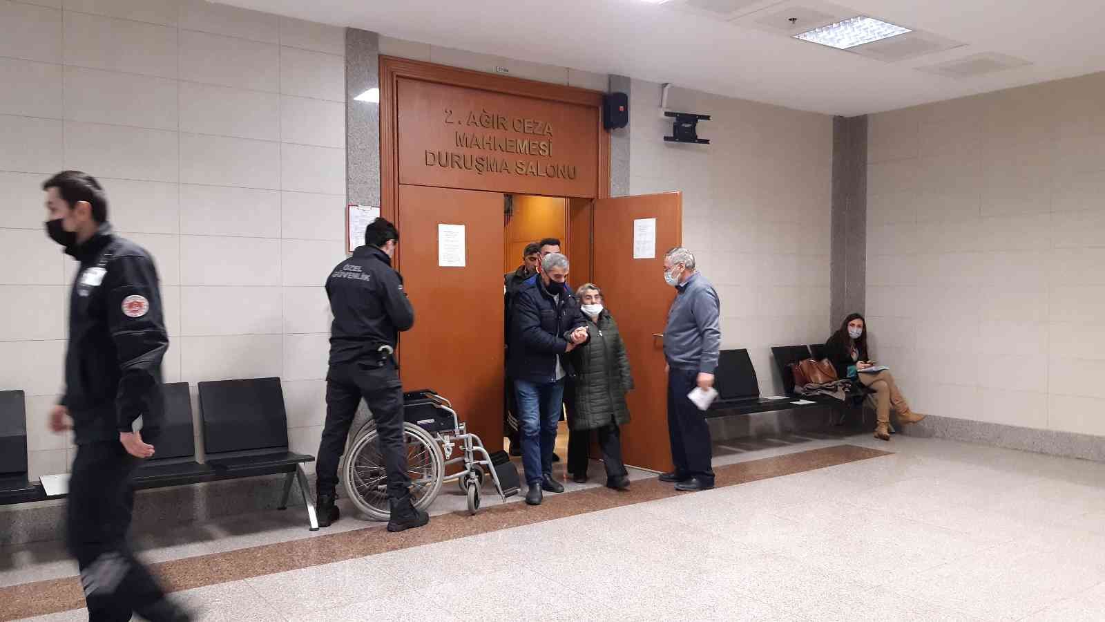 Eşini öldüren Nuran Özdemir: “Beni öldürecekti gerçekten eminim” Eyüpsultan’da boşanma aşamasındaki eşini darp edildiği sırada bıçaklayarak öldüren Nuran Özdemir, 18 yıla kadar hapis talebiyle hakim karşısına ...