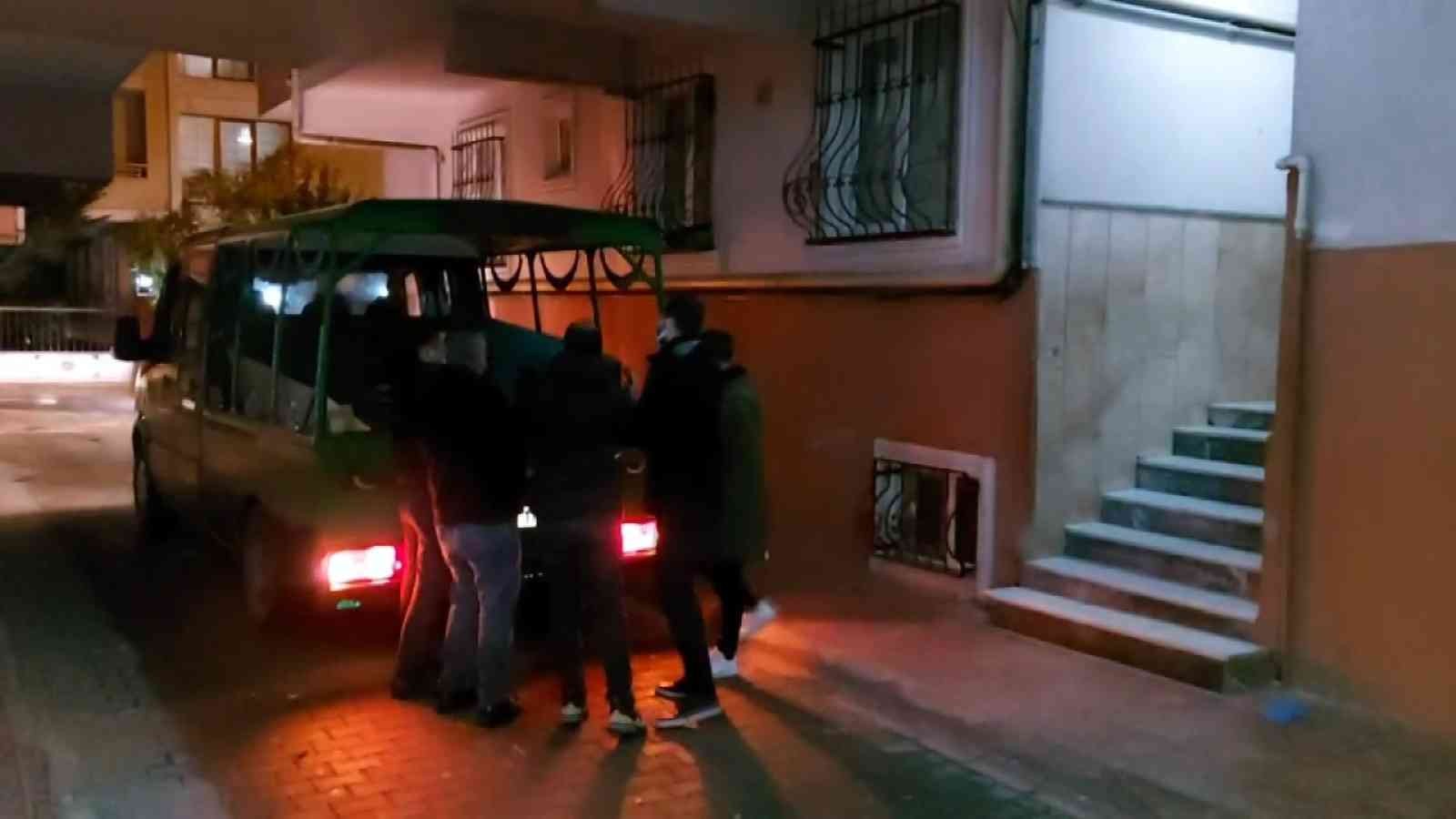 Eski Aydın Belediye Başkan Yardımcısı Mustafa Selçuk Ümraniye’de evinde ölü bulundu Aydın’da Hüseyin Aksu ve İlhami Ortekin’in belediye başkanlıkları döneminde Belediye Başkan Yardımcısı olarak görev yapan ve Ümraniye’de bir ...