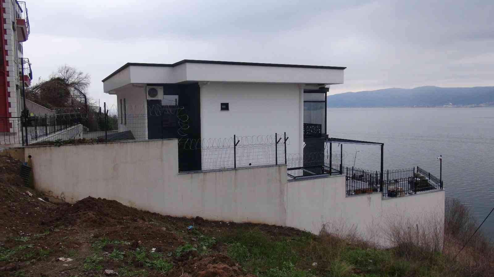 Evinde tabancayla vurulmuş halde yaralı bulundu Kocaeli’de 41 yaşındaki kadın, evinde tabancayla karnından vurulmuş halde bulundu. Hastanede tedavi altına alınan kadının hayati tehlikesinin ...