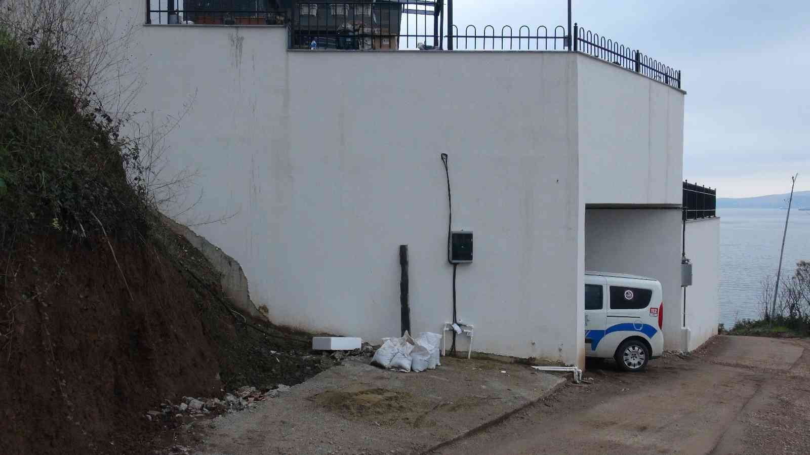 Evinde tabancayla vurulmuş halde yaralı bulundu Kocaeli’de 41 yaşındaki kadın, evinde tabancayla karnından vurulmuş halde bulundu. Hastanede tedavi altına alınan kadının hayati tehlikesinin ...