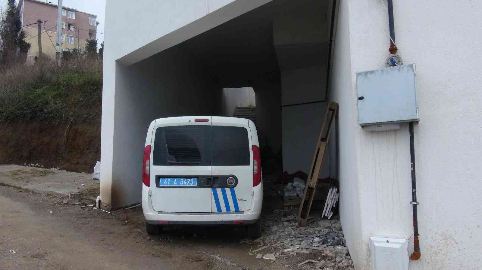 Evinde tabancayla vurulmuş halde yaralı bulundu Kocaeli’de 41 yaşındaki kadın, evinde tabancayla karnından vurulmuş halde bulundu. Hastanede tedavi altına alınan kadının hayati tehlikesinin ...