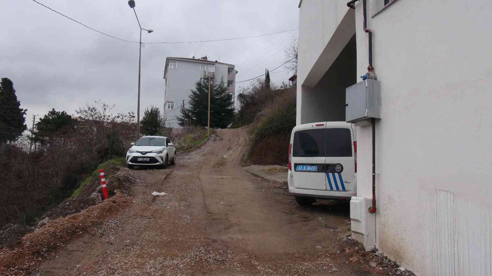 Evinde tabancayla vurulmuş halde yaralı bulundu Kocaeli’de 41 yaşındaki kadın, evinde tabancayla karnından vurulmuş halde bulundu. Hastanede tedavi altına alınan kadının hayati tehlikesinin ...