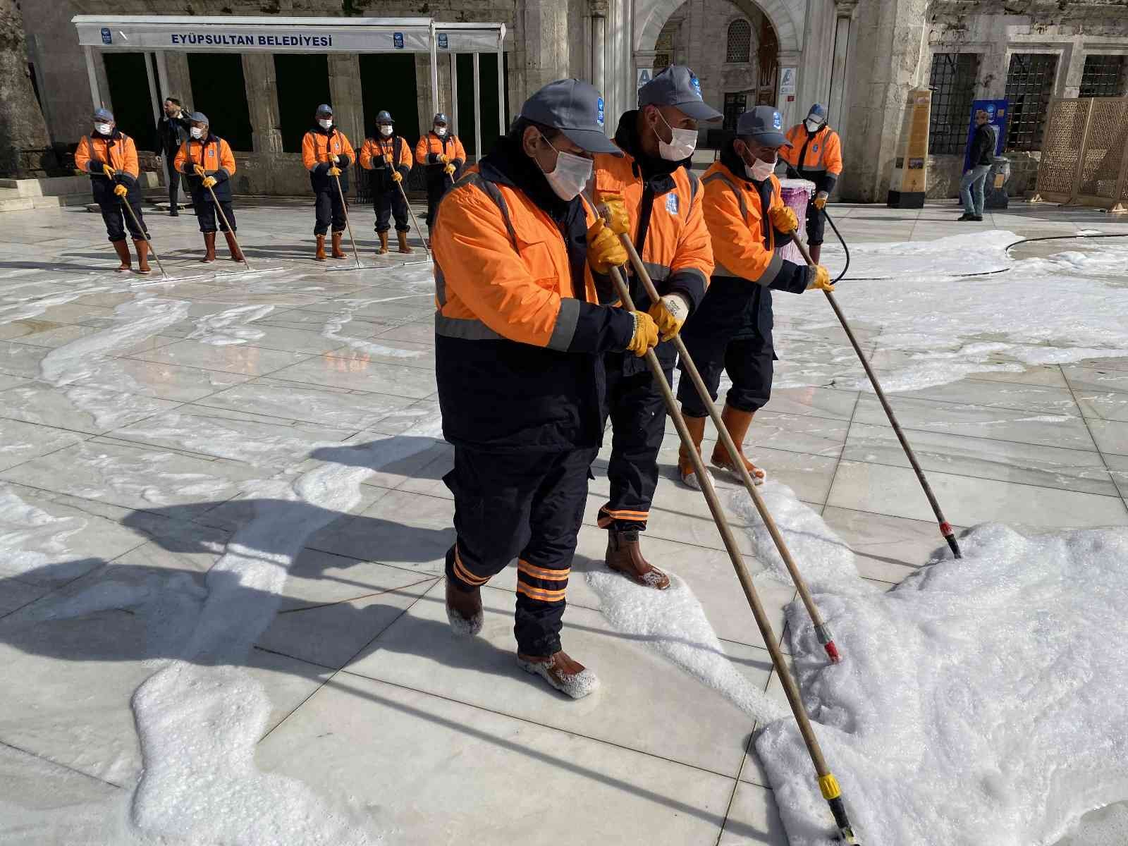 Eyüp Sultan Camii ve Meydanı gül suyu ile yıkandı Eyüpsultan Belediyesi, Ramazan ayı öncesi Eyüpsultan Camisi’ni ve Eyüpsultan Meydanı’nı gül suyuyla yıkadı. Ramazan ayına hazırlanan camideki ...